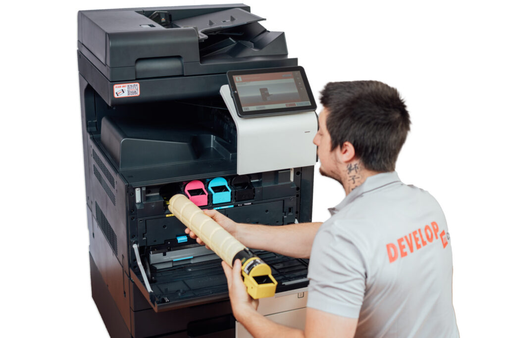 servisní technik vyměňuje toner u tiskárny